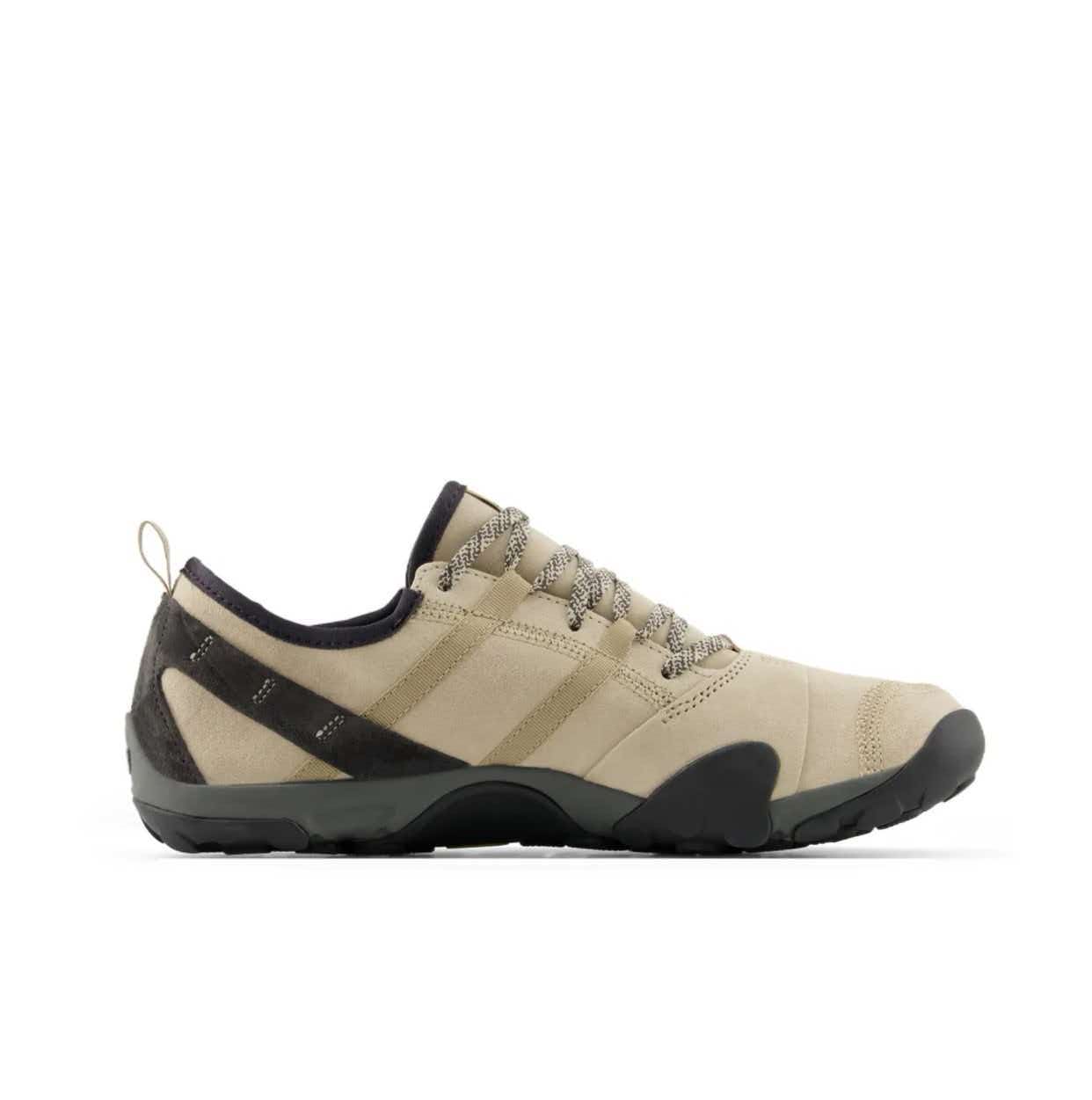  New Balance 卡其黑拼接赤足戶外鞋