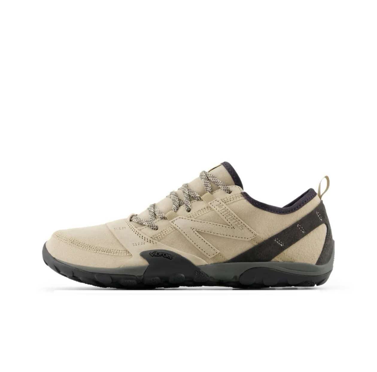 New Balance 卡其黑拼接赤足戶外鞋