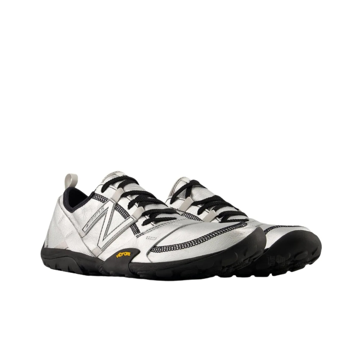  New Balance 米白黑邊赤足戶外鞋