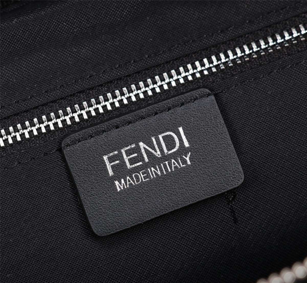 【FENDI公式 旗艦店】 フェンディ チェストバッグ 当日出荷 好評に付き再入荷！18*20*7CM-BRAND OFF
