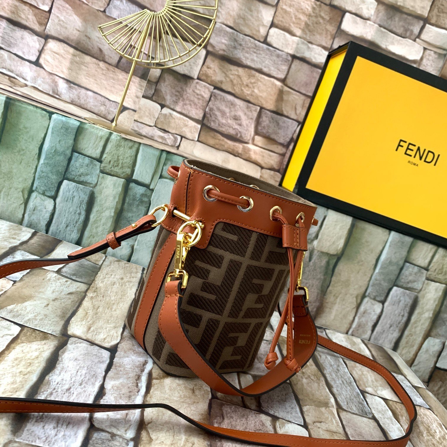 FENDI（フェンディ） メッセンジャーバッグ18X12X10CM-BRAND OFF