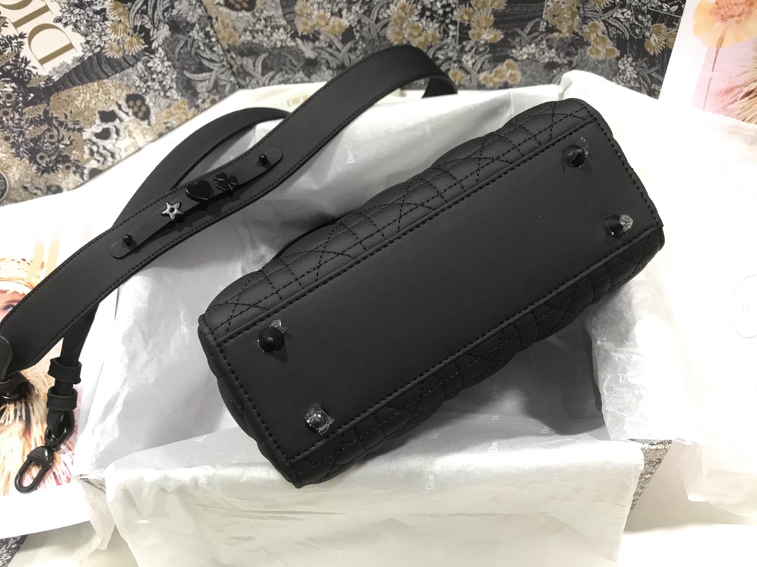 【超入手困難！ほしい！】Lady Dior 💫 4文字アルファベットのつや消しホワイト牛革-BRAND OFF