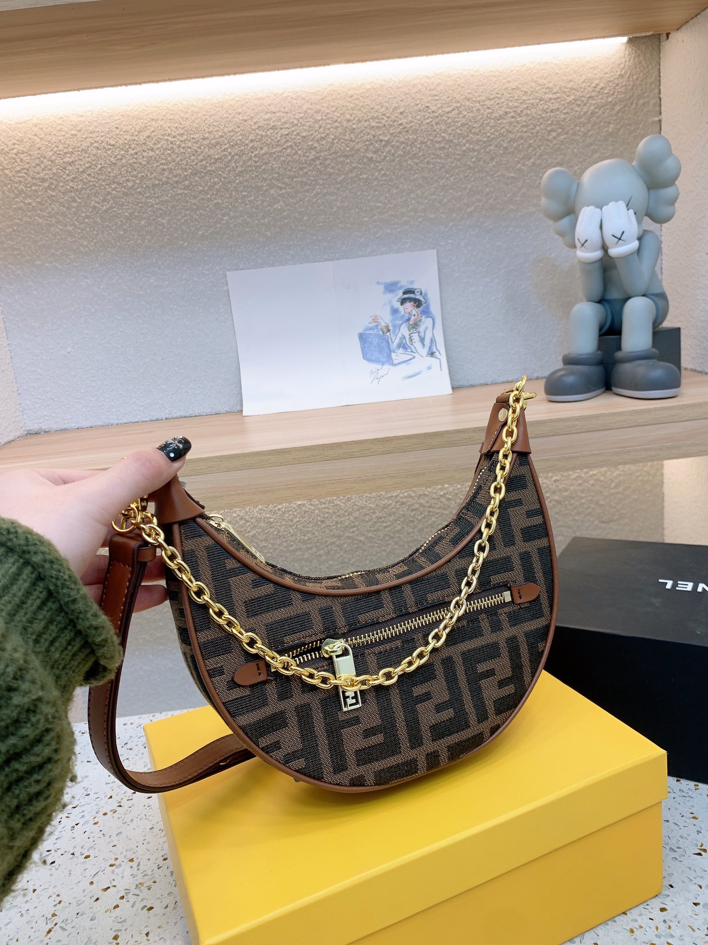 【FENDI 公式 旗艦店】 フェンディ ショルダーバッグ 当日出荷 好評に付き再入荷！21*13CM-BRAND OFF