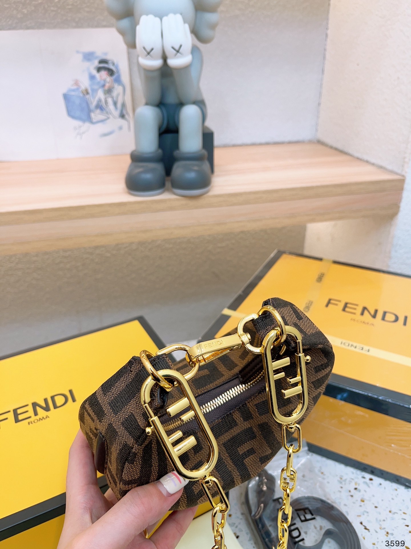 【FENDI 公式 旗艦店】 フェンディ ショルダーバッグ 当日出荷 好評に付き再入荷！21*13CM-BRAND OFF