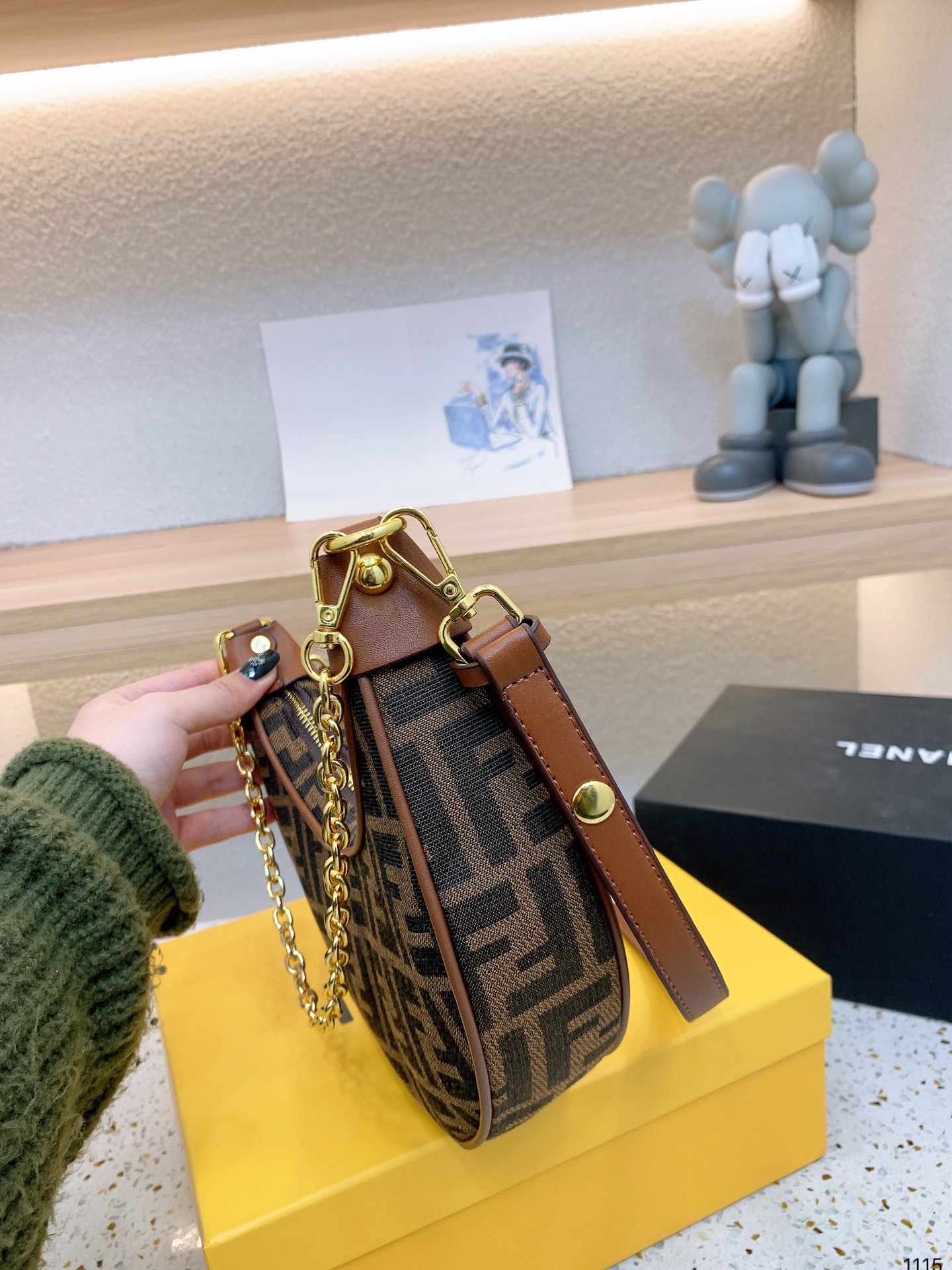 【FENDI 公式 旗艦店】 フェンディ ショルダーバッグ 当日出荷 好評に付き再入荷！21*13CM-BRAND OFF