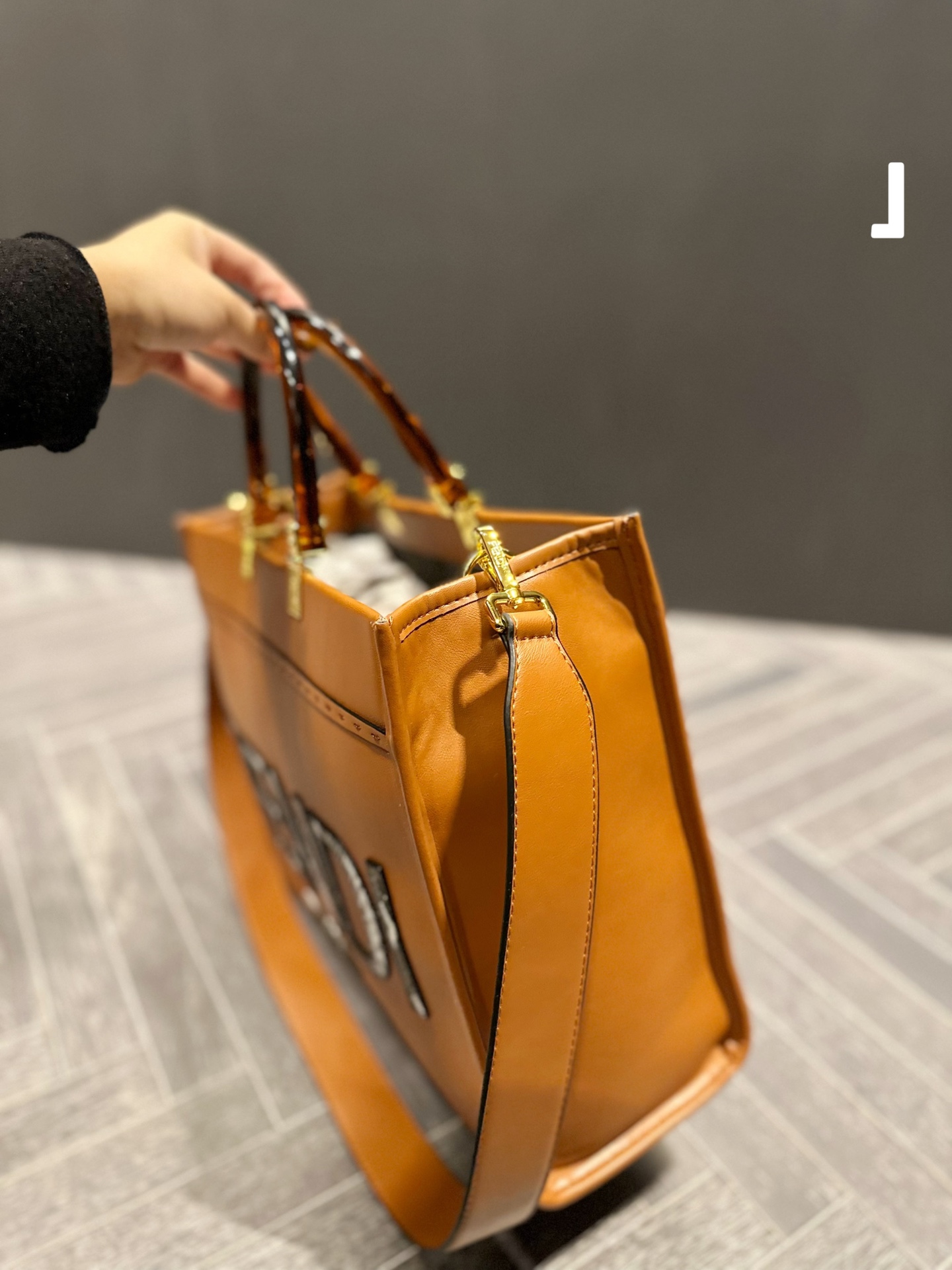 【FENDI 公式 旗艦店】 フェンディ ショルダーバッグ 当日出荷 好評に付き再入荷！23*11*22CM-BRAND OFF
