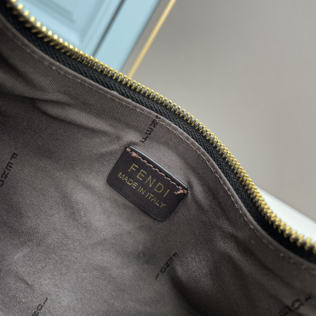 【FENDI公式 旗艦店】 フェンディ ショルダーバッグ 当日出荷 好評に付き再入荷！29*24.5*10CM-BRAND OFF
