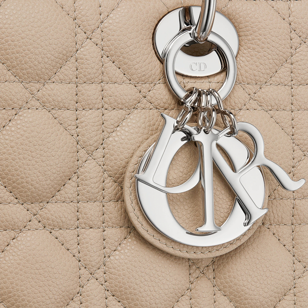 ⚡絶好の機会をお見逃しなく！雑誌掲載！【DIOR】 LADY DIOR ミディアムバッグ-BRAND OFF
