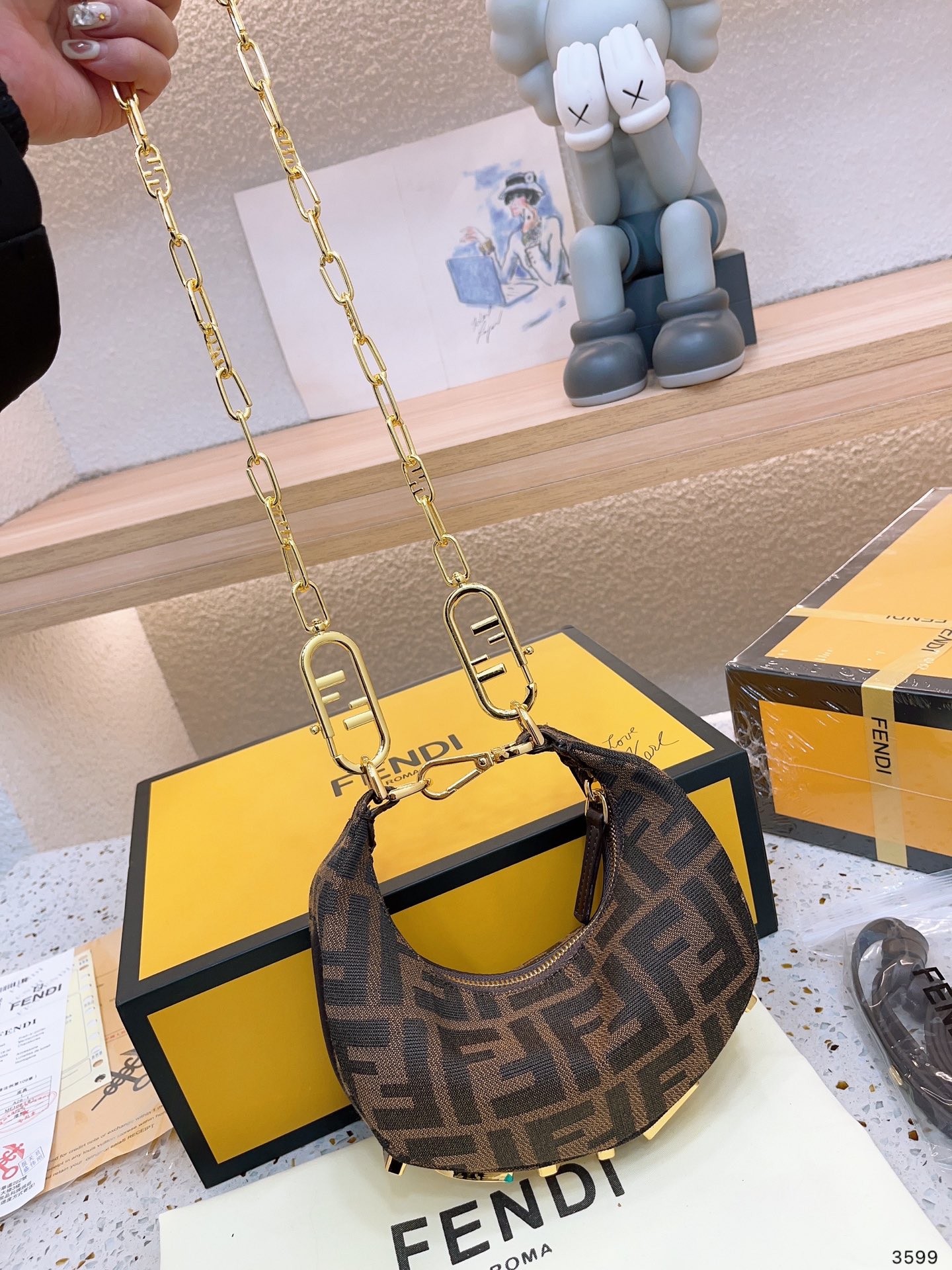 【FENDI 公式 旗艦店】 フェンディ ショルダーバッグ 当日出荷 好評に付き再入荷！21*13CM-BRAND OFF