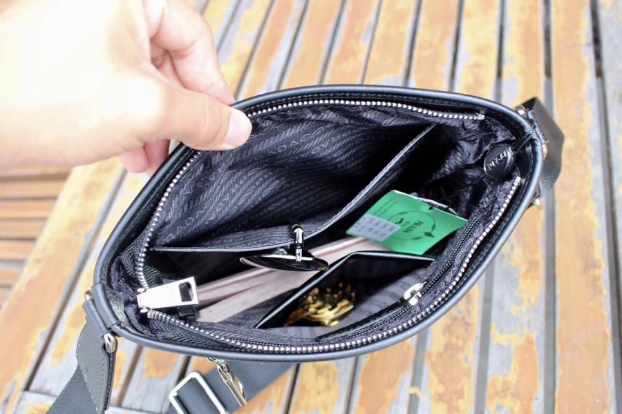 【 PRADA 公式 旗艦店】 プラダ ショルダーバッグ 当日出荷 好評に付き再入荷！25*17*5CM