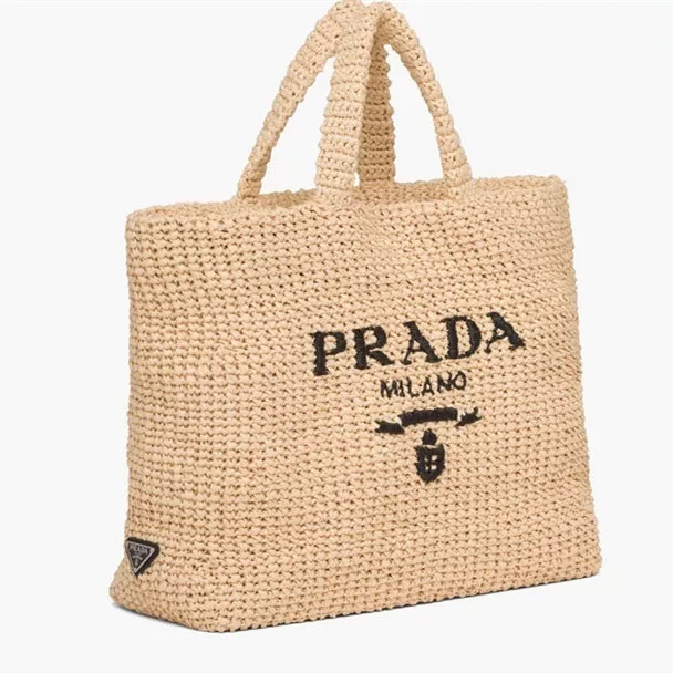 【PRADA】パリ限定！長澤まさみさん着用！夏らしいムードの大人気のラフィアトートバッグ！！-BRAND OFF