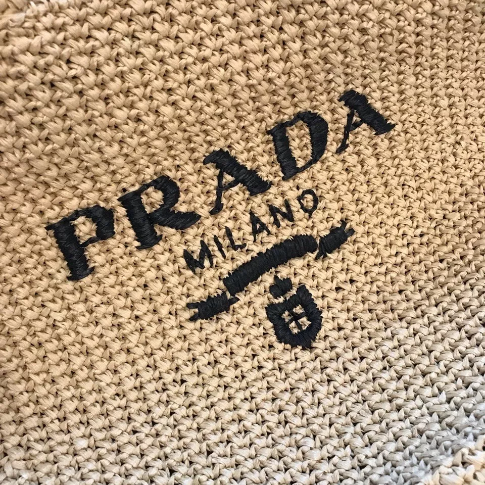 【PRADA】パリ限定！長澤まさみさん着用！夏らしいムードの大人気のラフィアトートバッグ！！-BRAND OFF