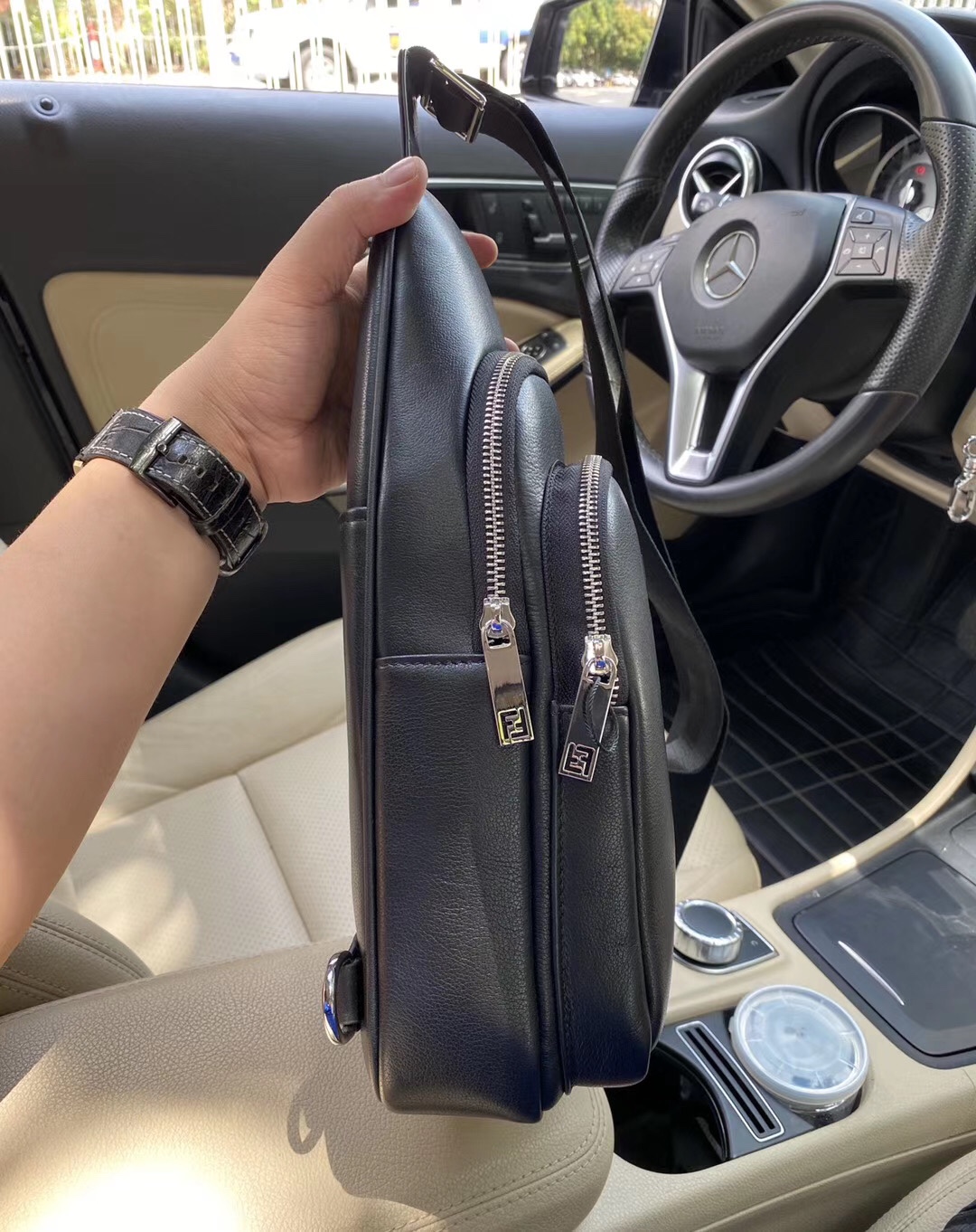 【FENDI 公式旗艦店】フェンディ 胸ポケット 当日出荷 好評に付き再入荷！18*28*6CM-BRAND OFF