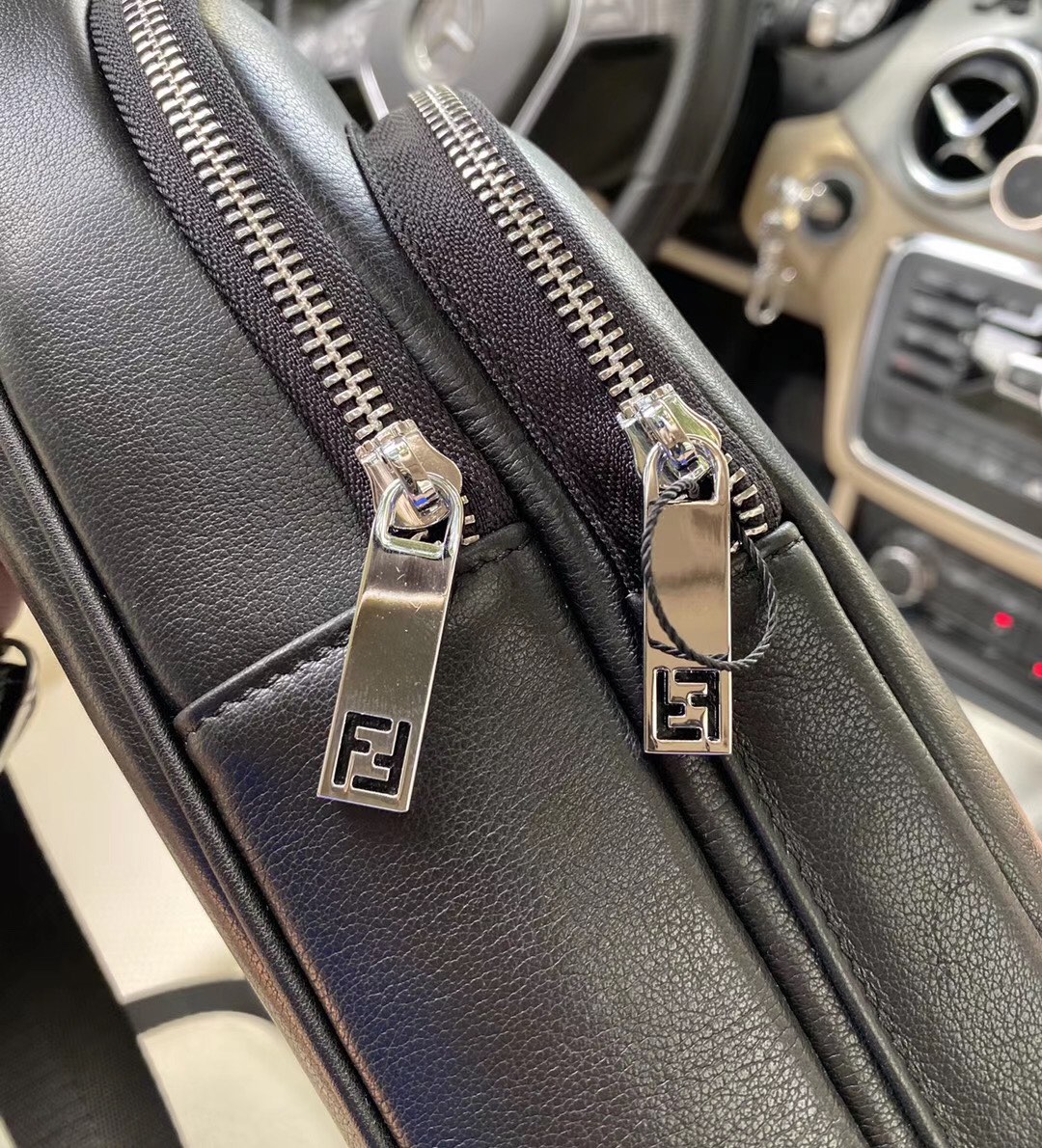 【FENDI 公式旗艦店】フェンディ 胸ポケット 当日出荷 好評に付き再入荷！18*28*6CM-BRAND OFF