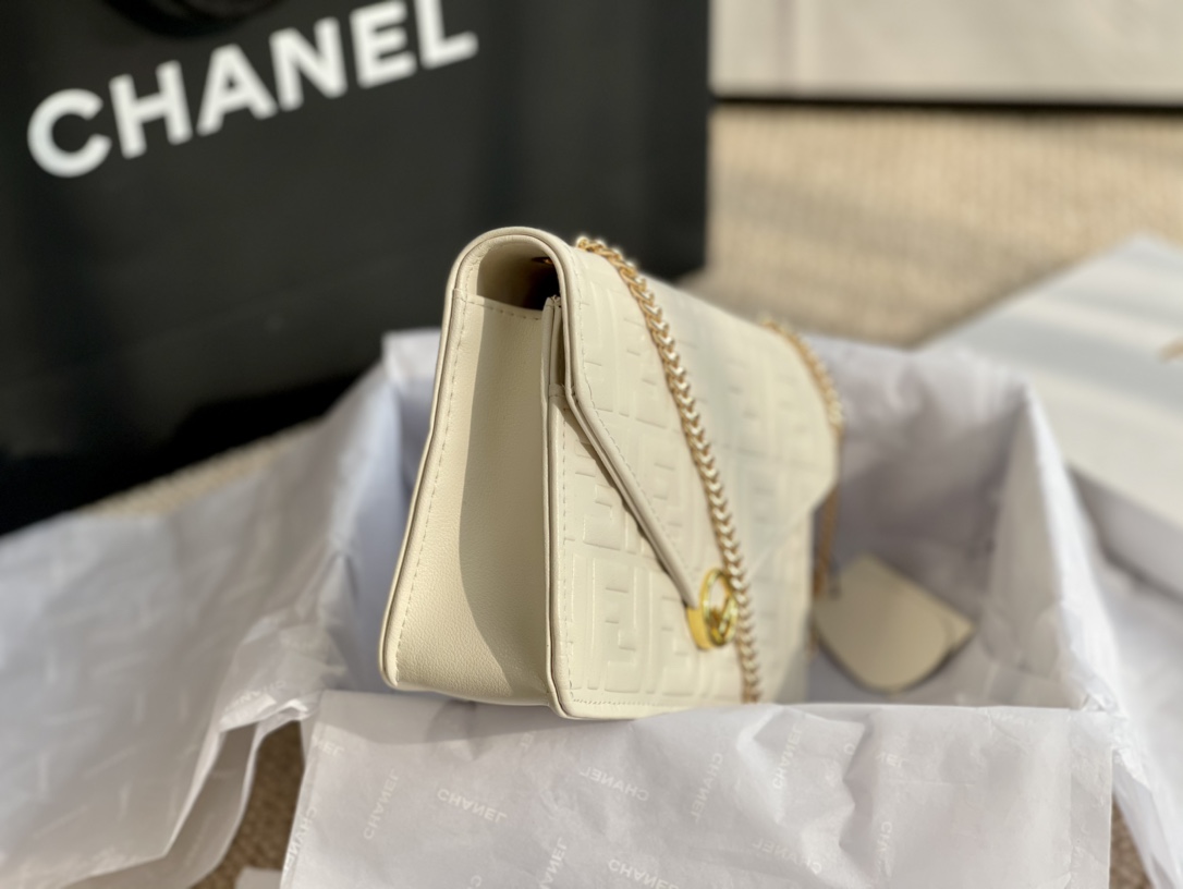 FENDI （フェンディ） メッセンジャーバッグ 20*14CM-BRAND OFF