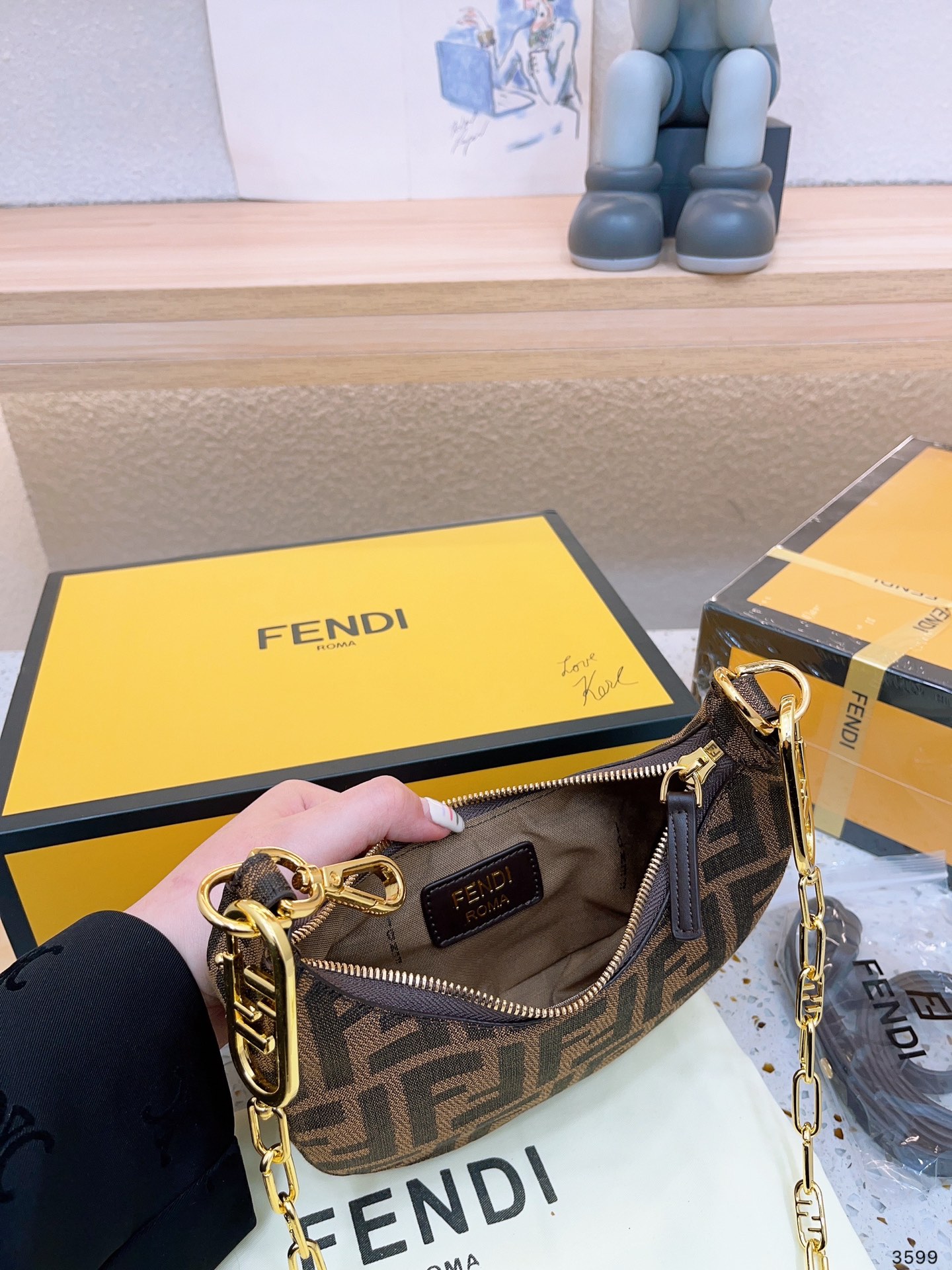 【FENDI 公式 旗艦店】 フェンディ ショルダーバッグ 当日出荷 好評に付き再入荷！21*13CM-BRAND OFF