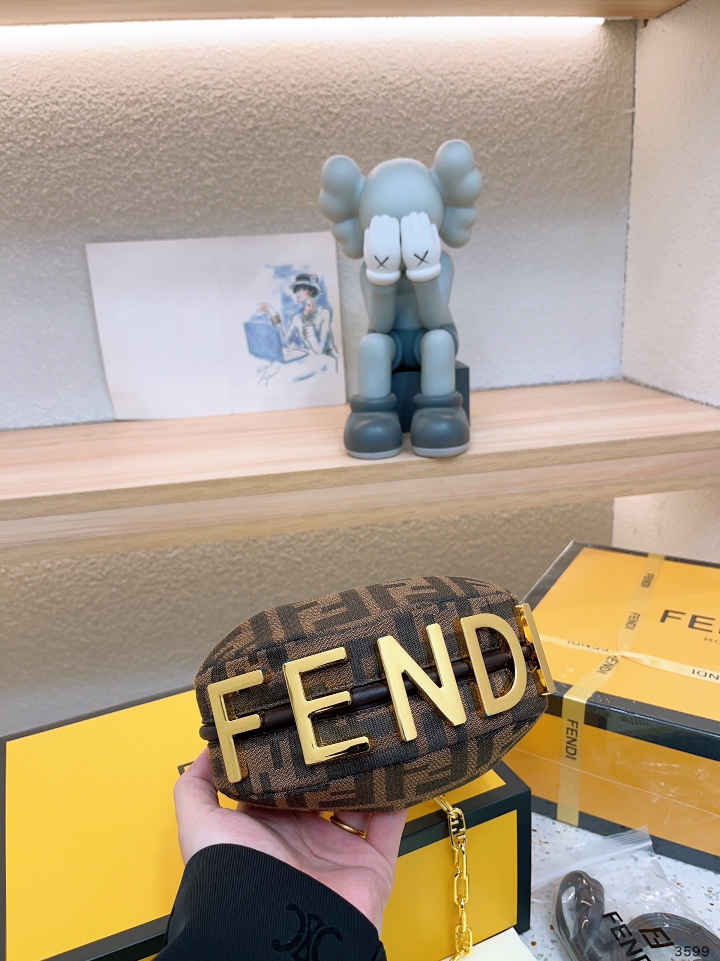 【FENDI 公式 旗艦店】 フェンディ ショルダーバッグ 当日出荷 好評に付き再入荷！21*13CM-BRAND OFF
