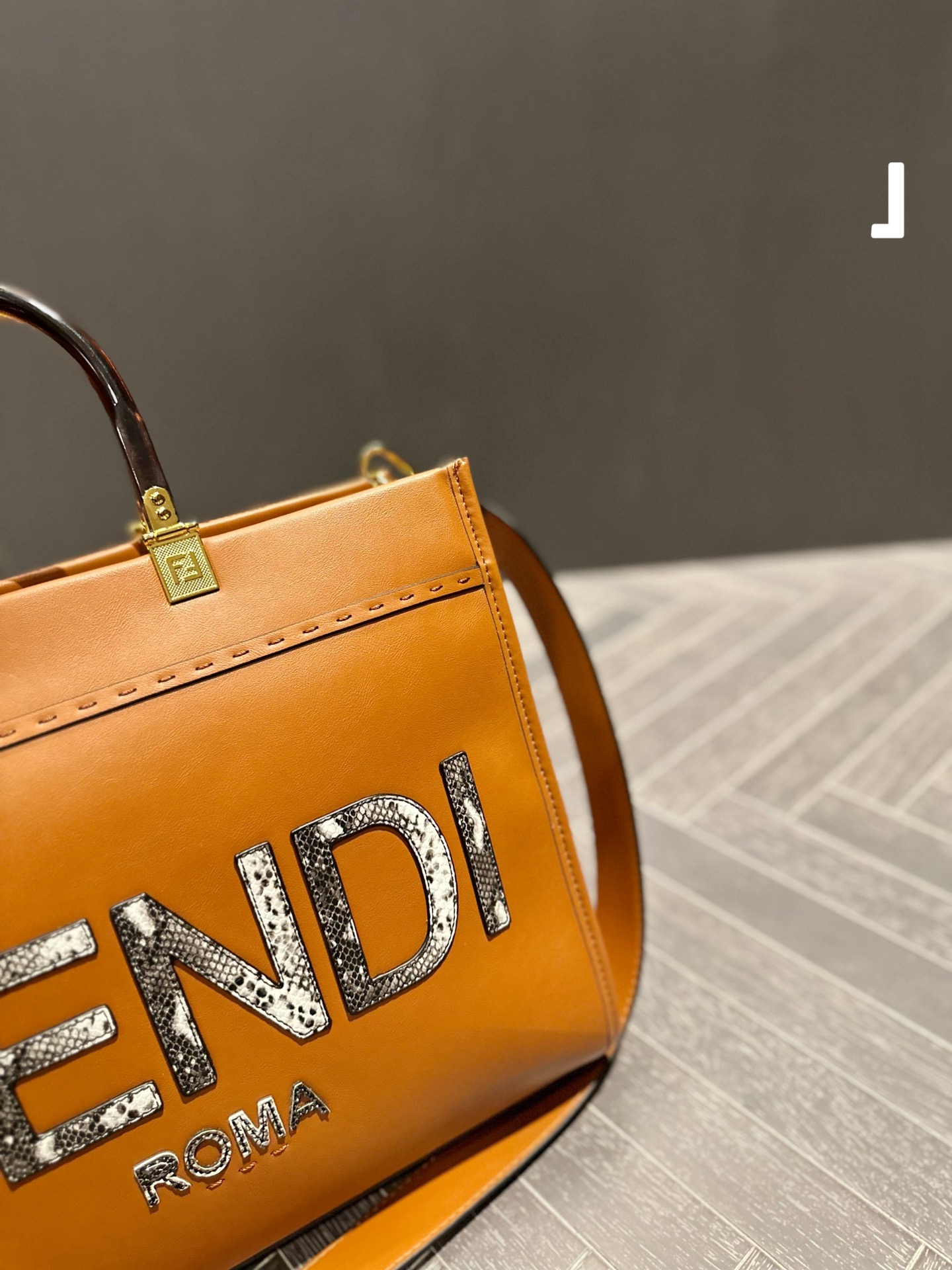 【FENDI 公式 旗艦店】 フェンディ ショルダーバッグ 当日出荷 好評に付き再入荷！23*11*22CM-BRAND OFF