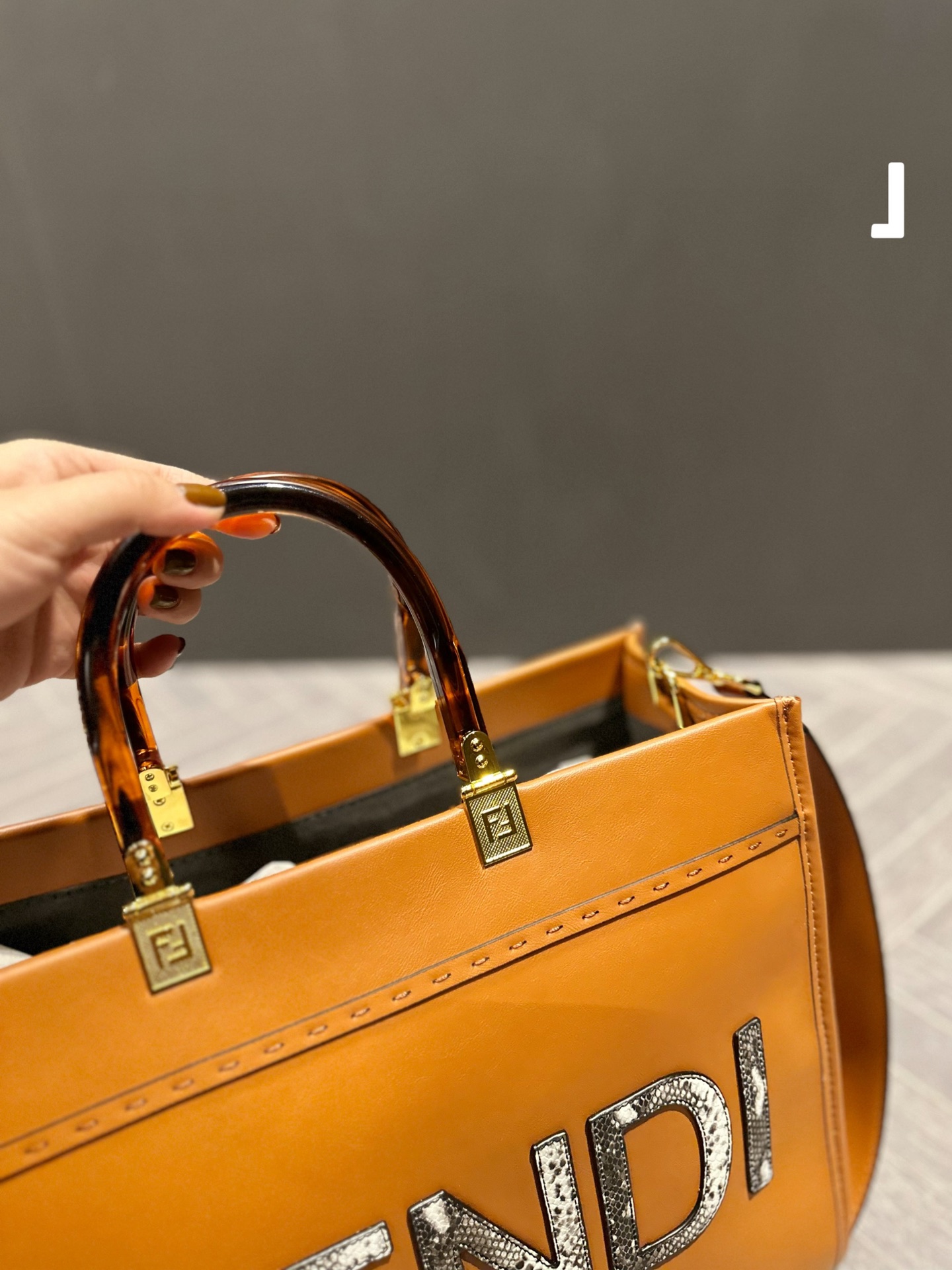 【FENDI 公式 旗艦店】 フェンディ ショルダーバッグ 当日出荷 好評に付き再入荷！23*11*22CM-BRAND OFF