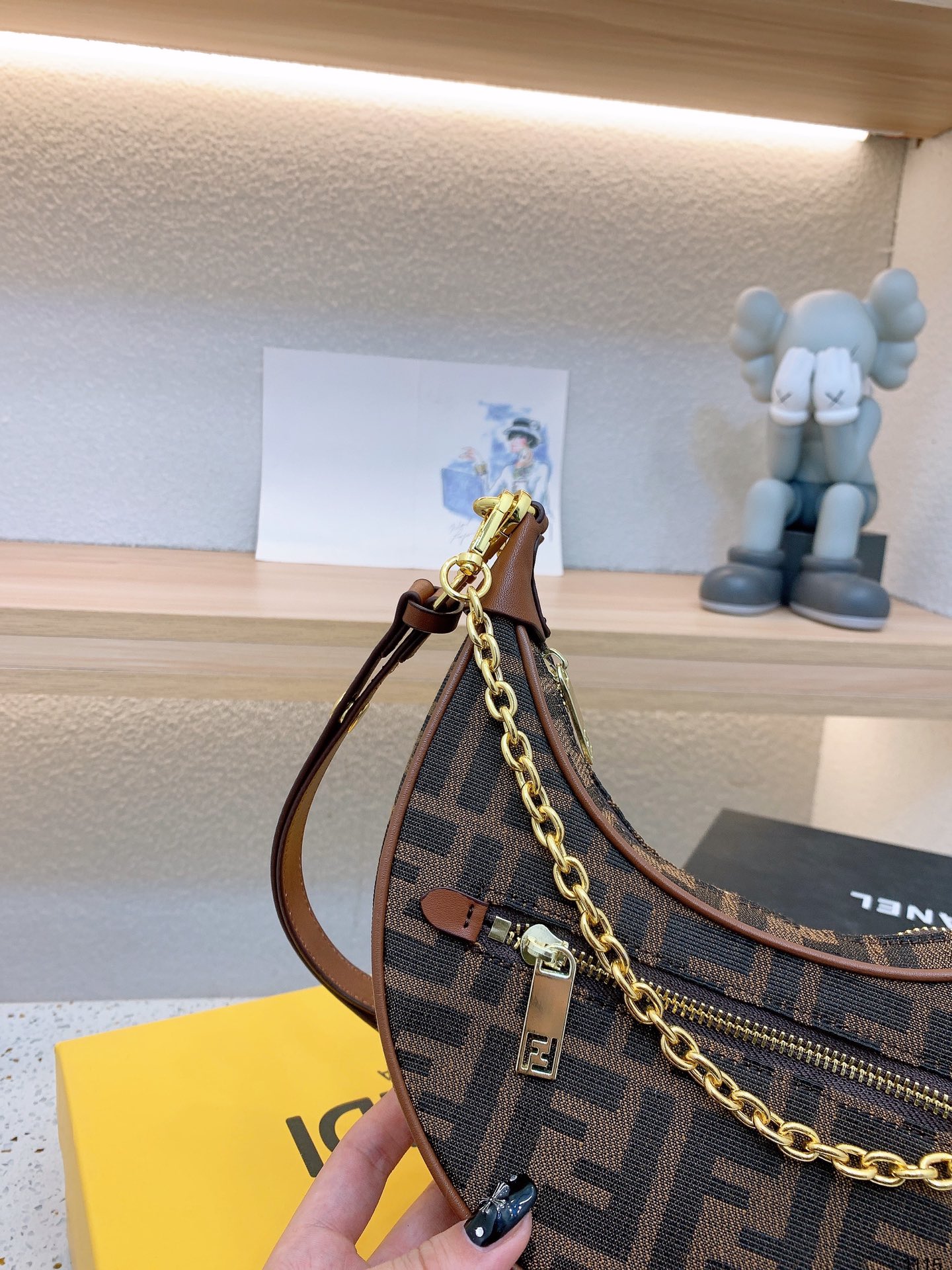 【FENDI 公式 旗艦店】 フェンディ ショルダーバッグ 当日出荷 好評に付き再入荷！21*13CM-BRAND OFF