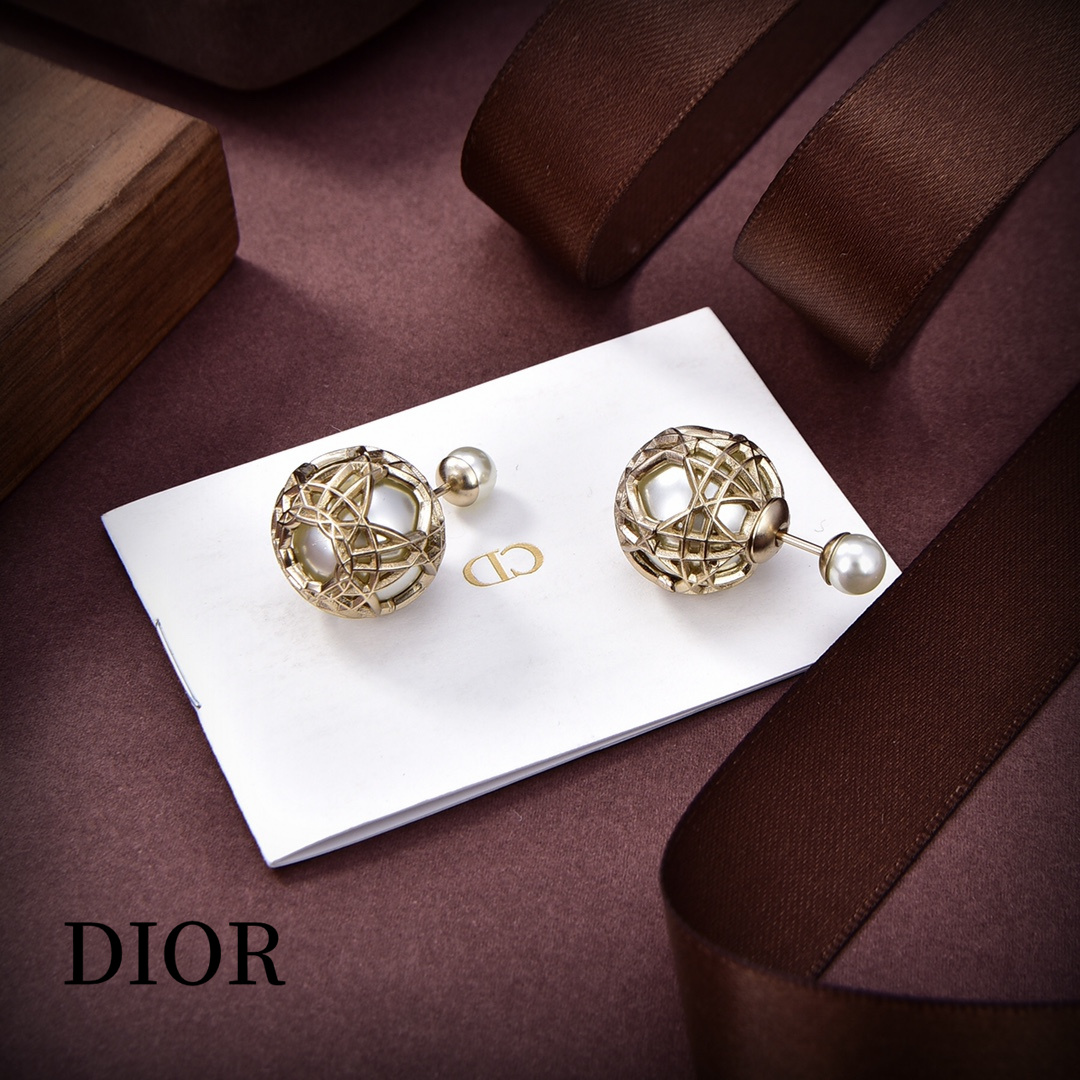 【DIOR】 ディオール ファッションスタイルのイヤリング-BRAND OFF