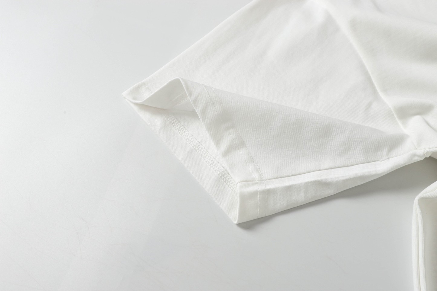 【LOEWE 公式旗艦店】（ロエベ）半袖Tシャツ、ご好評に付き再入荷！