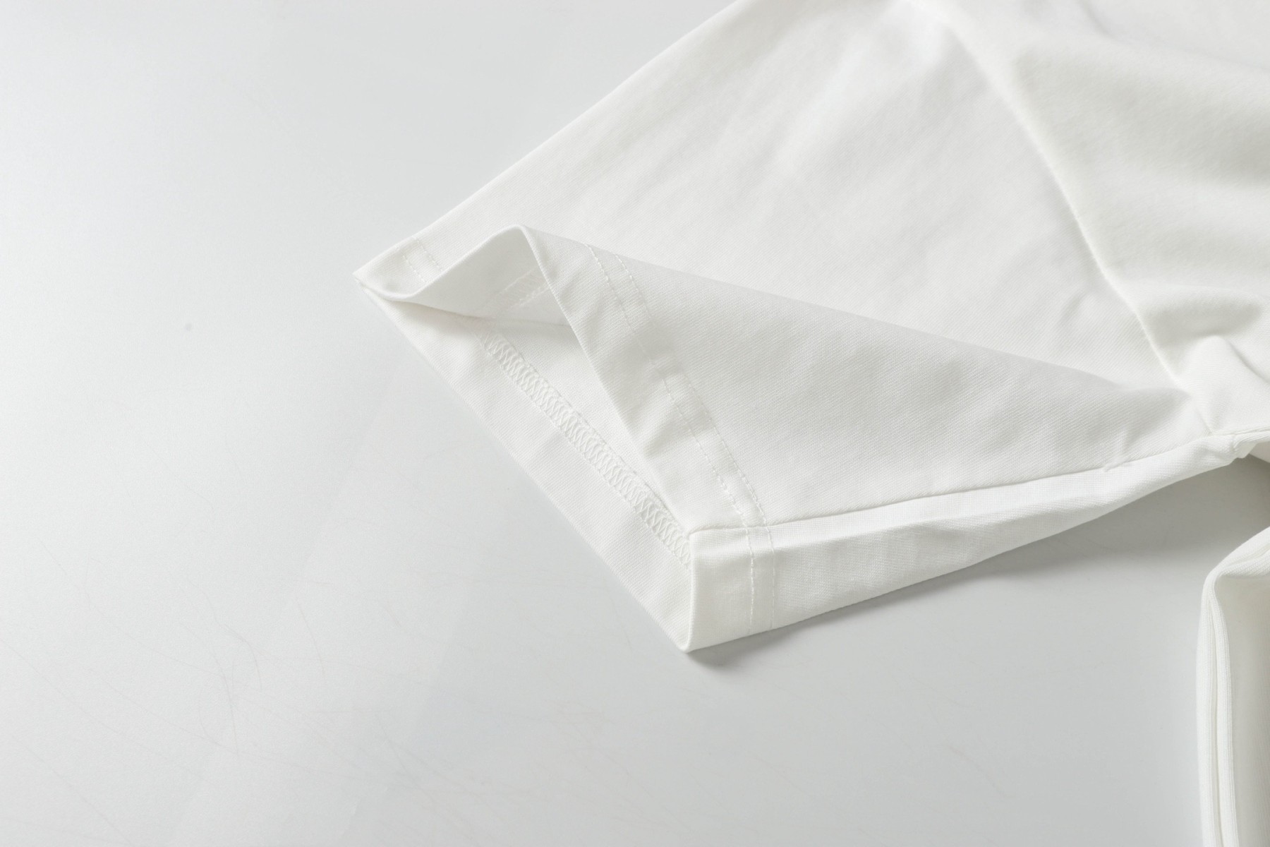【LOEWE 公式旗艦店】（ロエベ）半袖Tシャツ、ご好評に付き再入荷！