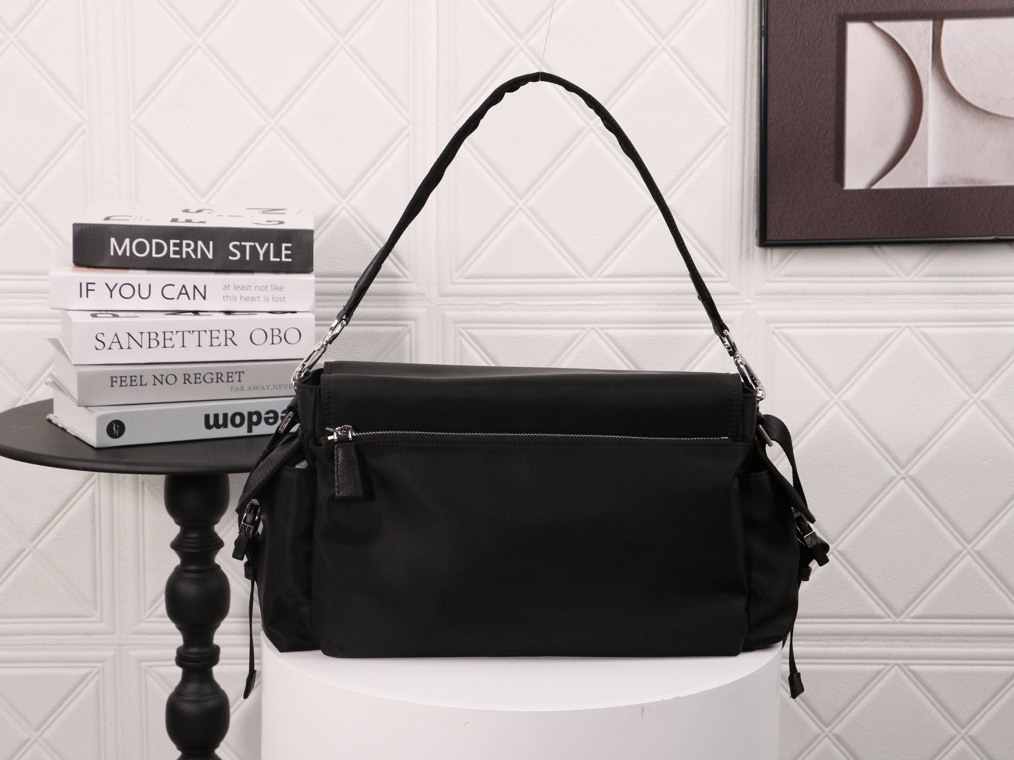 PRADA プラダ Explore メッセンジャーバッグ 42*22*20cm