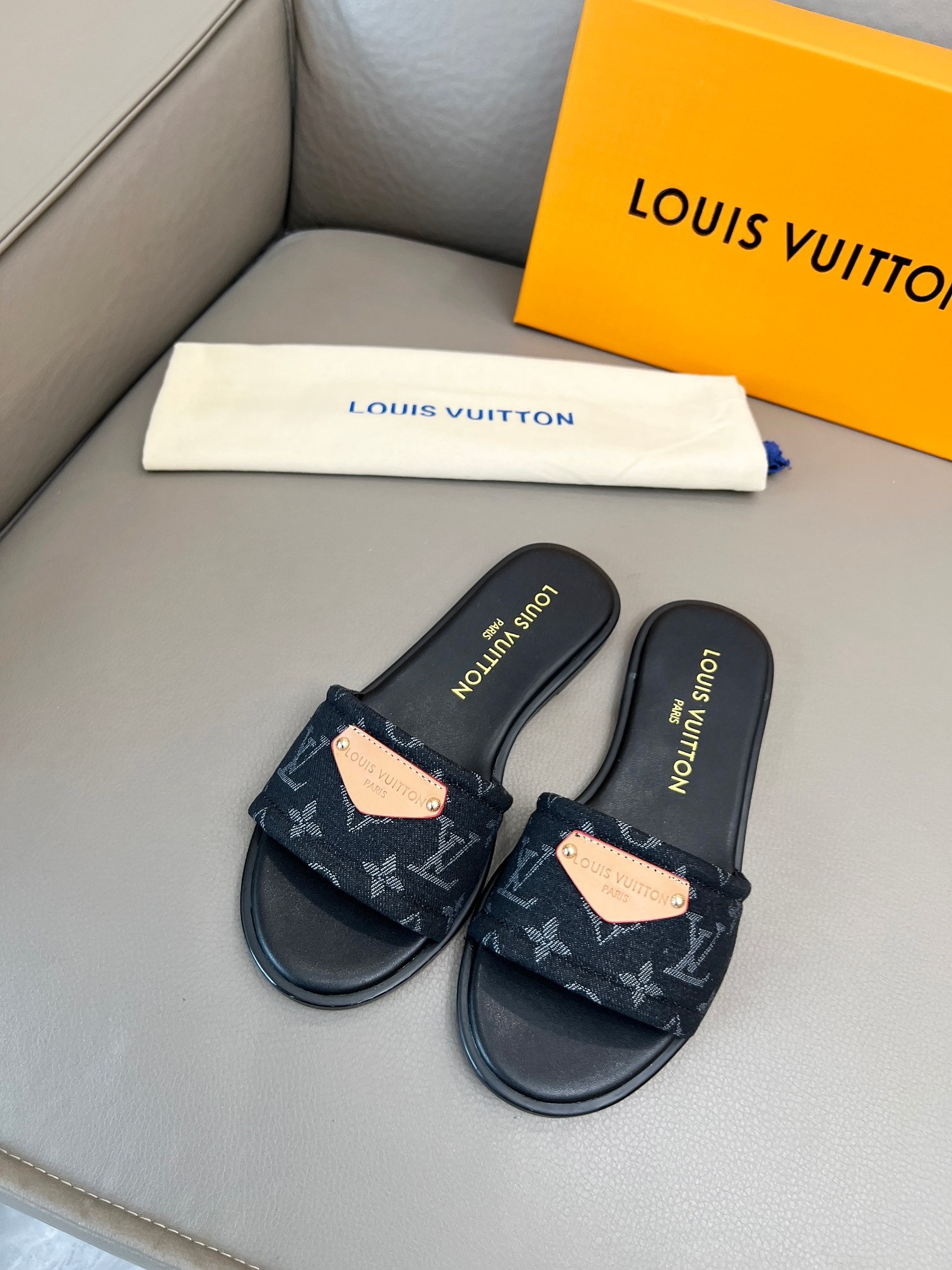 【LOUIS VUITTON】LILY フラットスライドサンダル