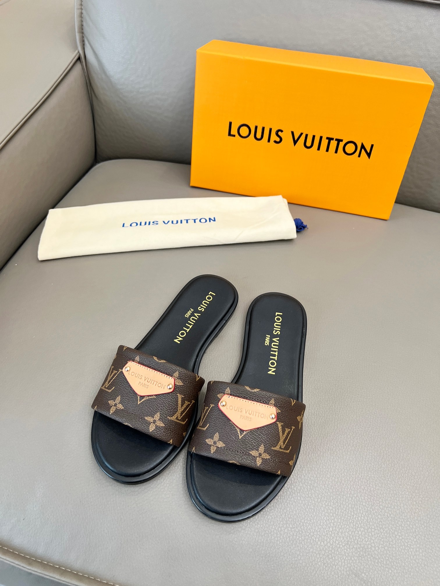 【LOUIS VUITTON】LILY フラットスライドサンダル