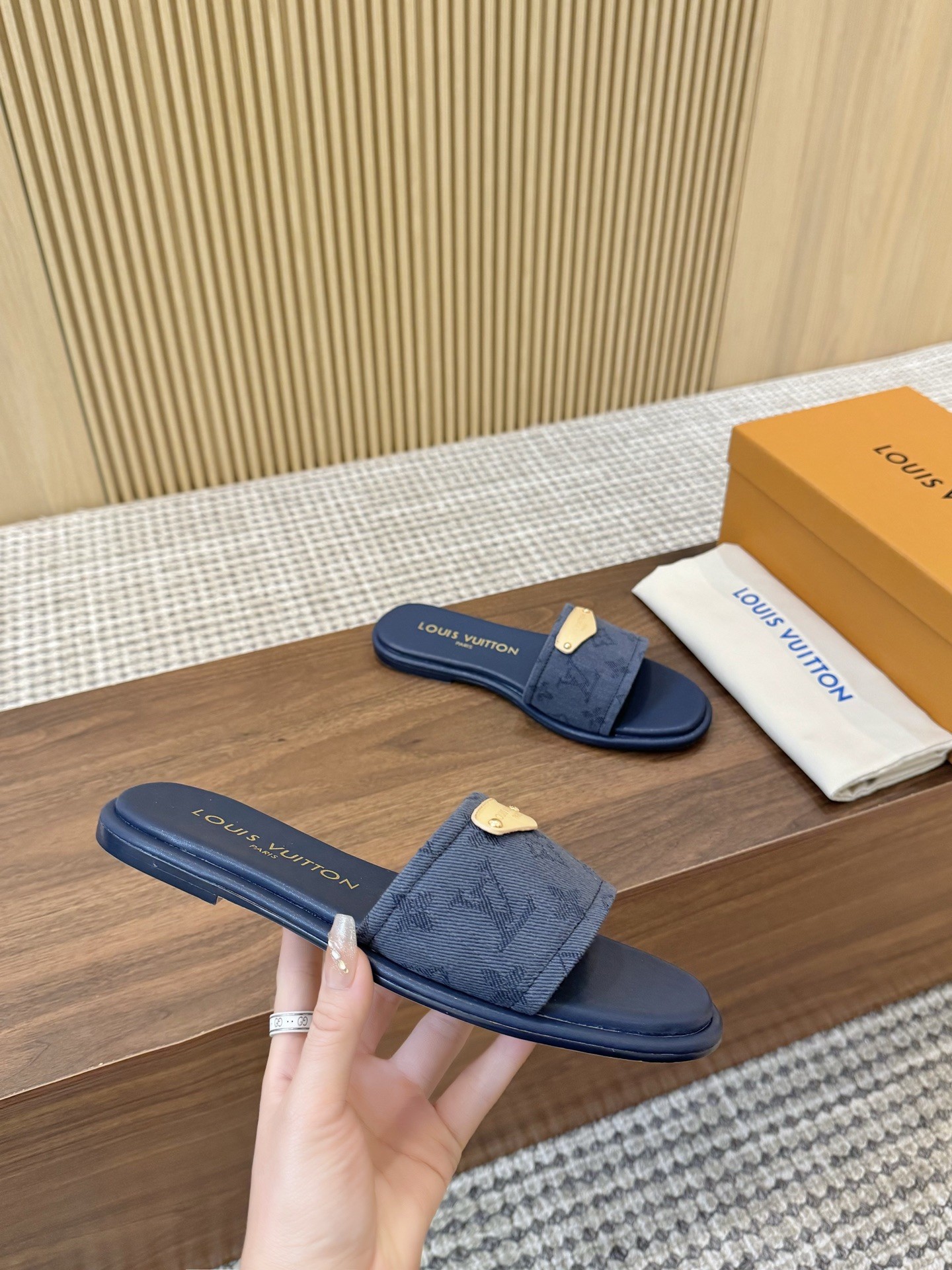 LOUIS VUITTON ルイヴィトン LILY フラットスライドサンダル