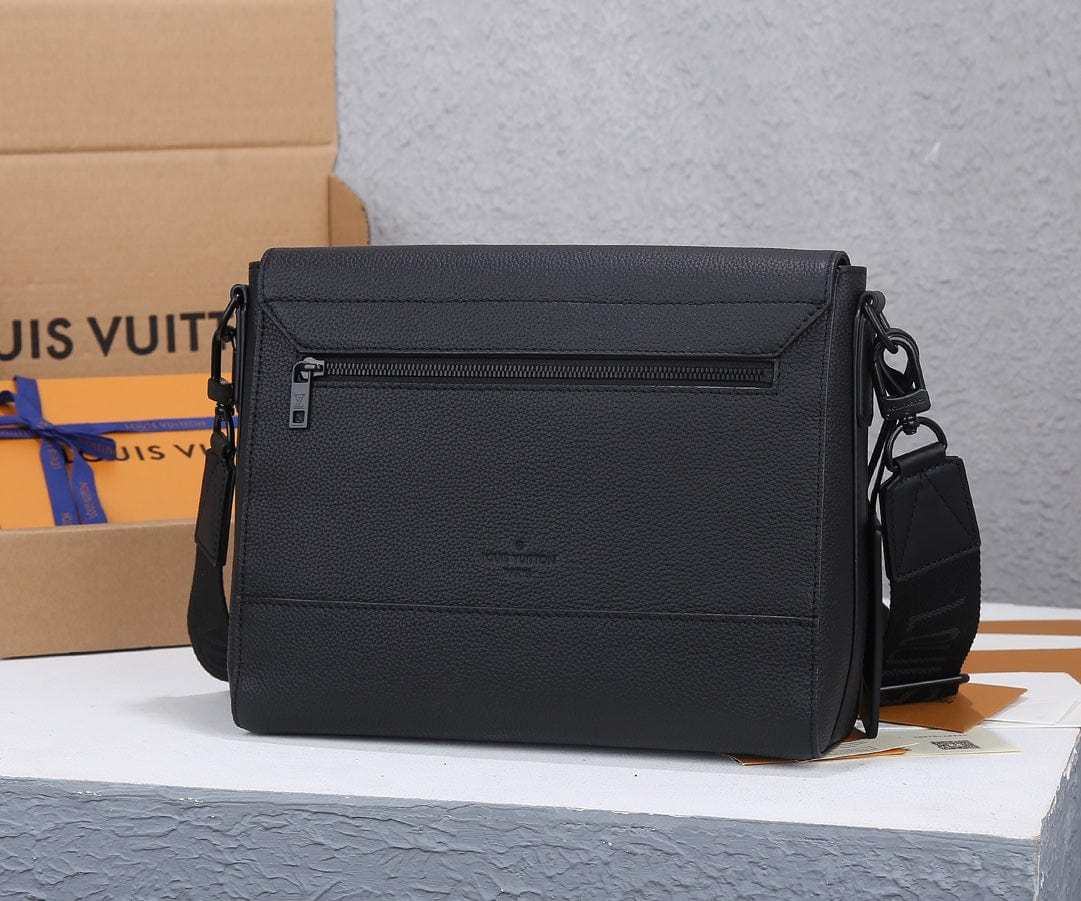 LOUIS VUITTON テイクオフ・メッセンジャー M57080