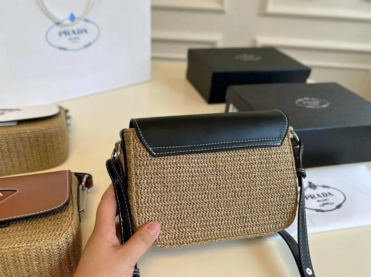 【PRADA 公式 旗艦店】プラダ 斜めがけバッグ 当日出荷 好評に付き再入荷！26*16CM 240719