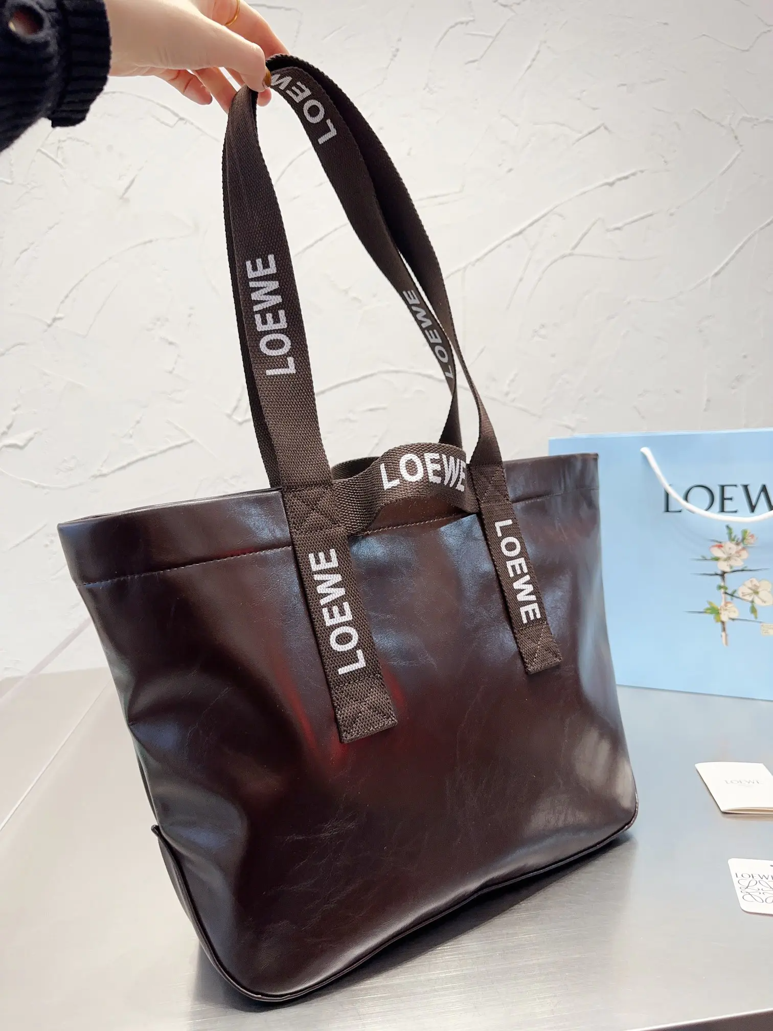 Loewe-ロエベ人気の大型ショッピングバッグ!