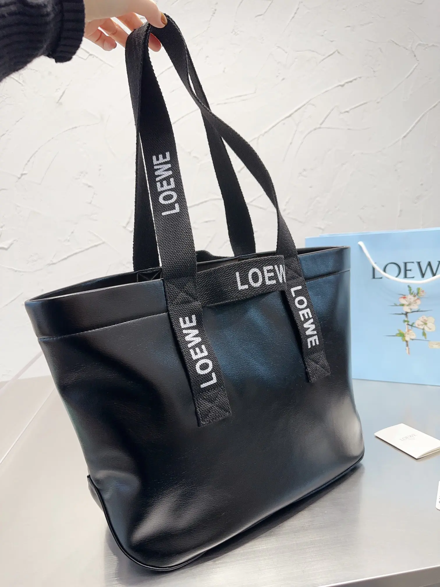 Loewe-ロエベ人気の大型ショッピングバッグ!