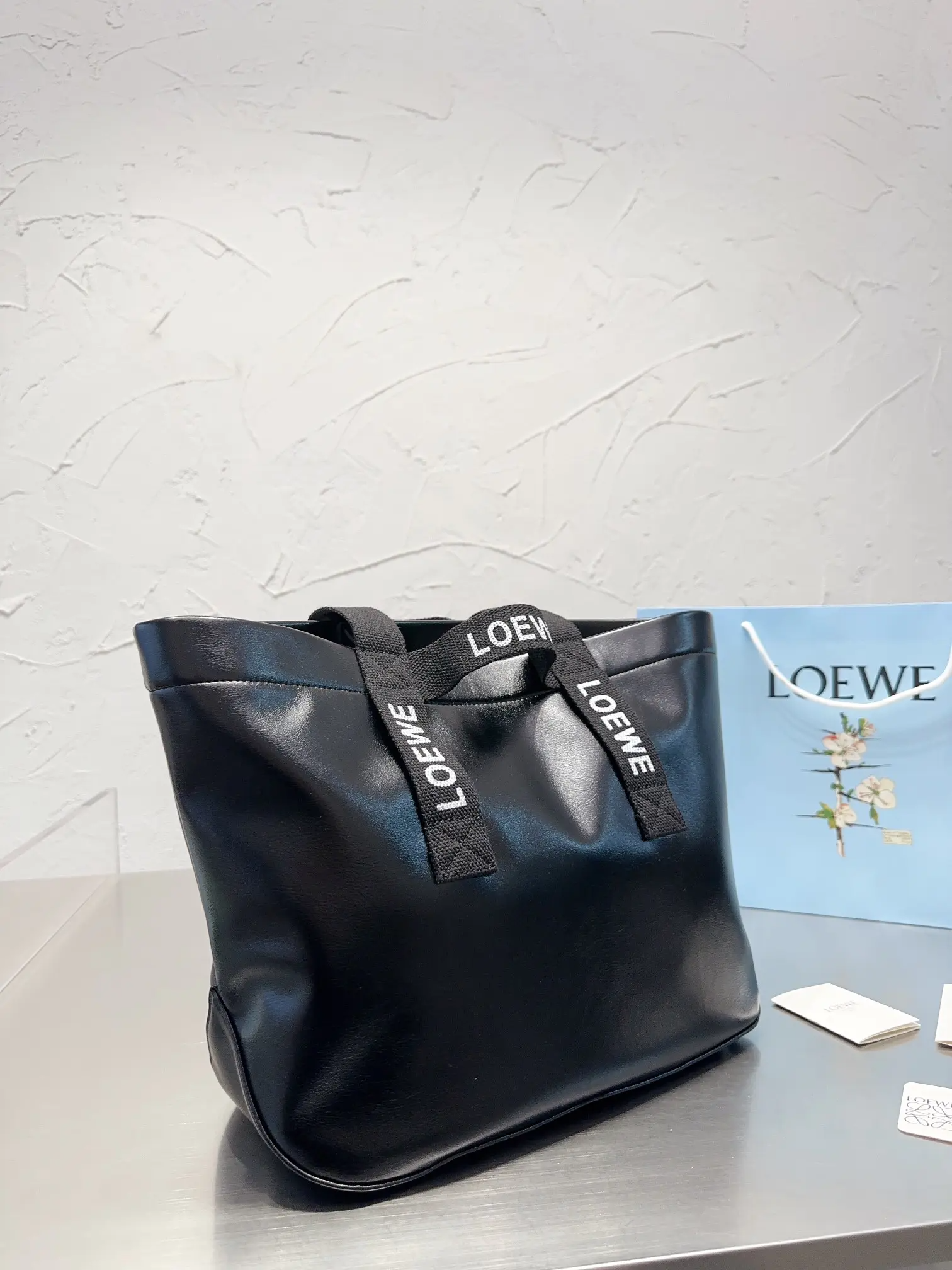 Loewe-ロエベ人気の大型ショッピングバッグ!