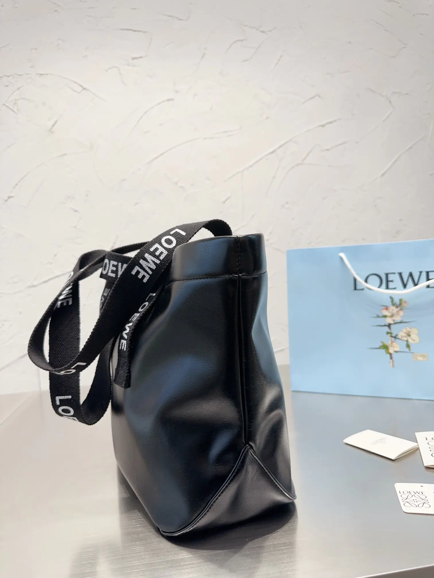 Loewe-ロエベ人気の大型ショッピングバッグ!