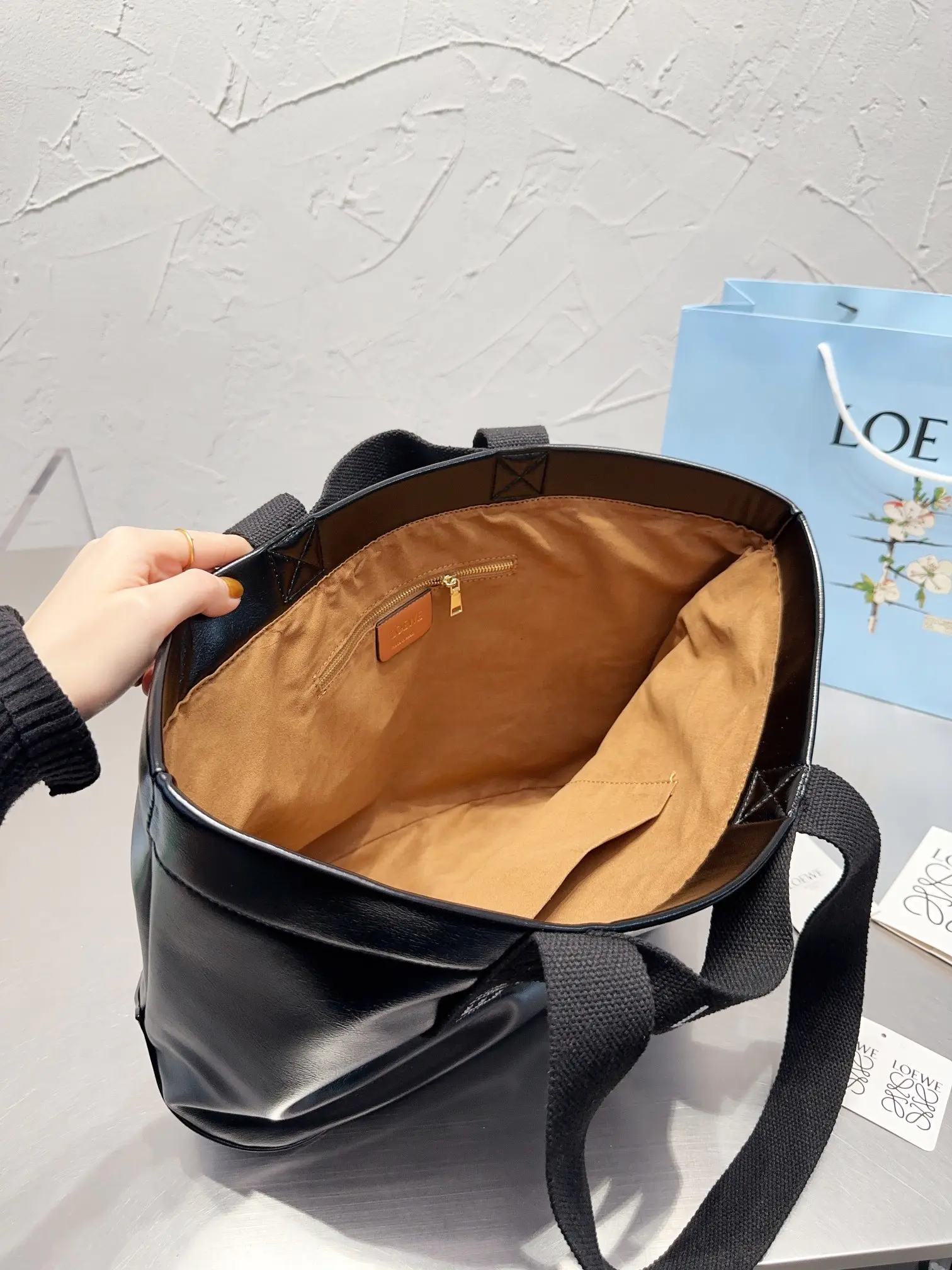 Loewe-ロエベ人気の大型ショッピングバッグ!