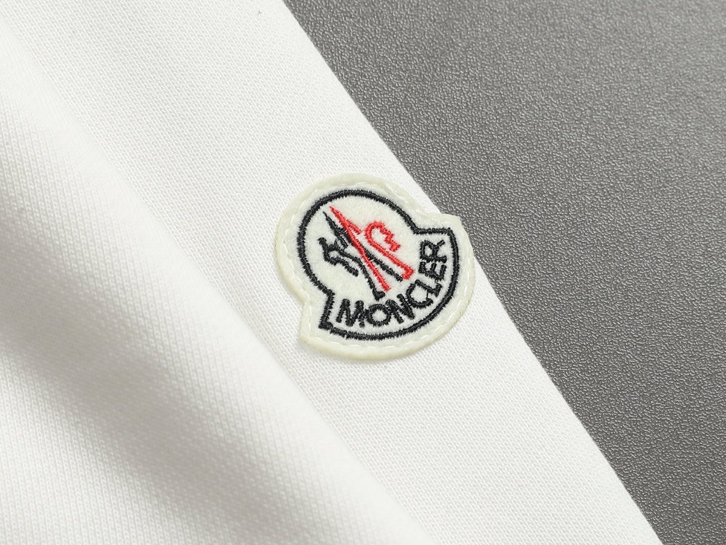 【MONCLER】刺繍長袖 T シャツ