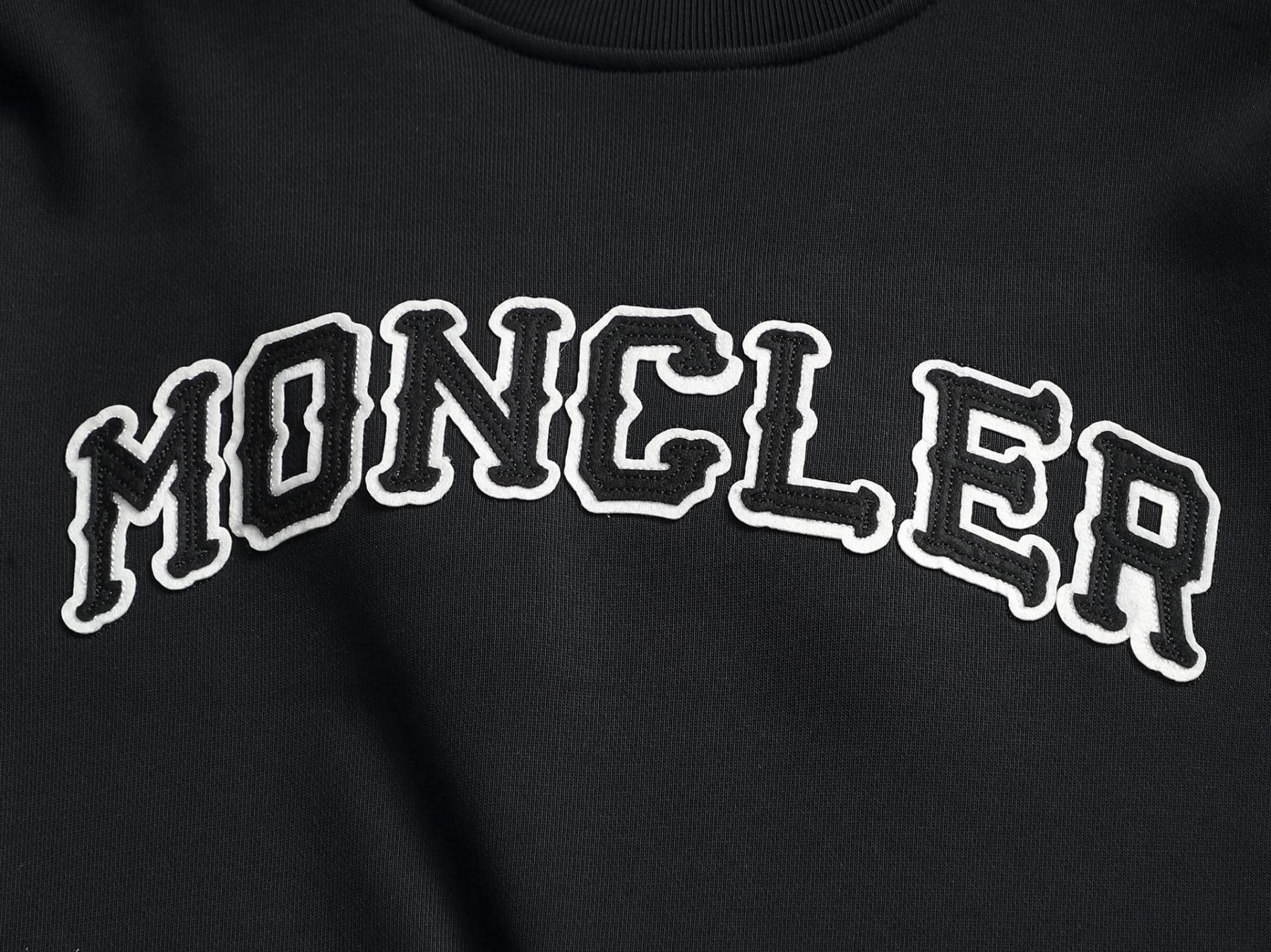 【MONCLER】刺繍長袖 T シャツ