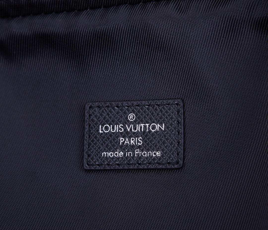 LOUIS VUITTON スリングバック　タイガ M30443