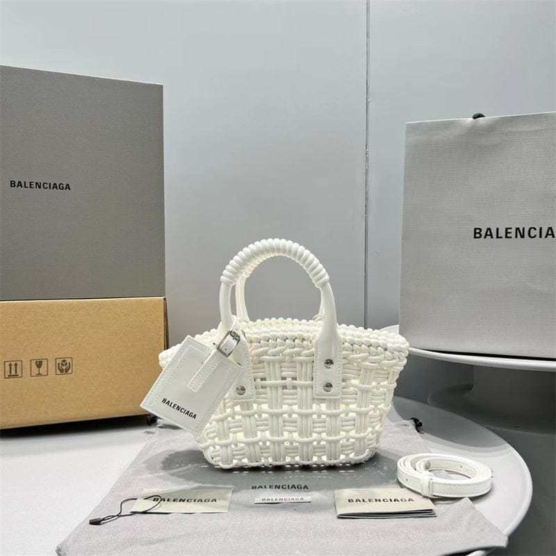 Balenciaga BISTRO XXS ストラップ付きバスケット ホワイト6780282IE3Y9000