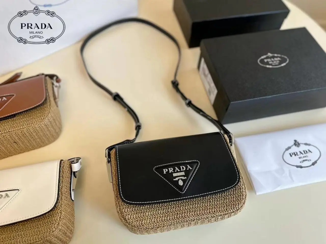 【PRADA 公式 旗艦店】プラダ 斜めがけバッグ 当日出荷 好評に付き再入荷！26*16CM 240719