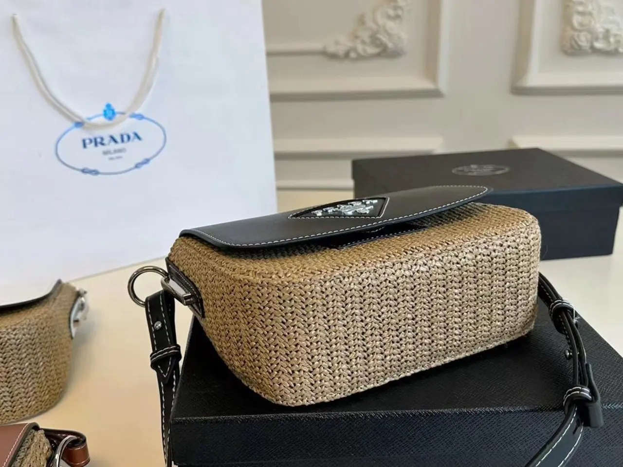【PRADA 公式 旗艦店】プラダ 斜めがけバッグ 当日出荷 好評に付き再入荷！26*16CM 240719