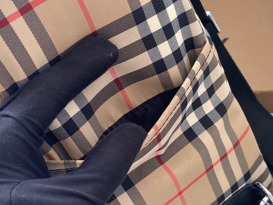 【BURBERRY 公式旗艦店】バーバリー 胸ポケット 当日出荷 好評に付き再入荷！30*17.5*5CM