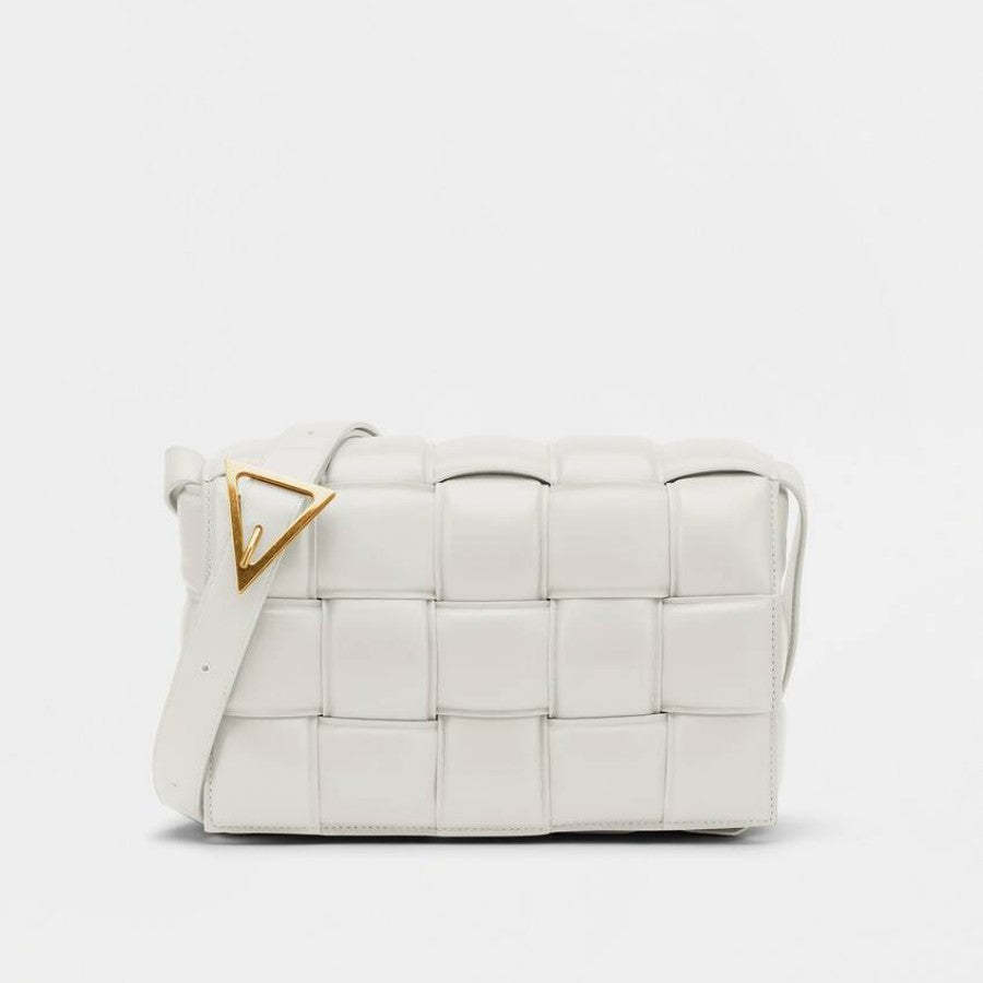 【BOTTEGA VENETA|公式サイトは正規品】多くの雑誌に掲載！おしゃれセレブが夢中！★泉里香、中村アンさん愛用のパデッド カセット
