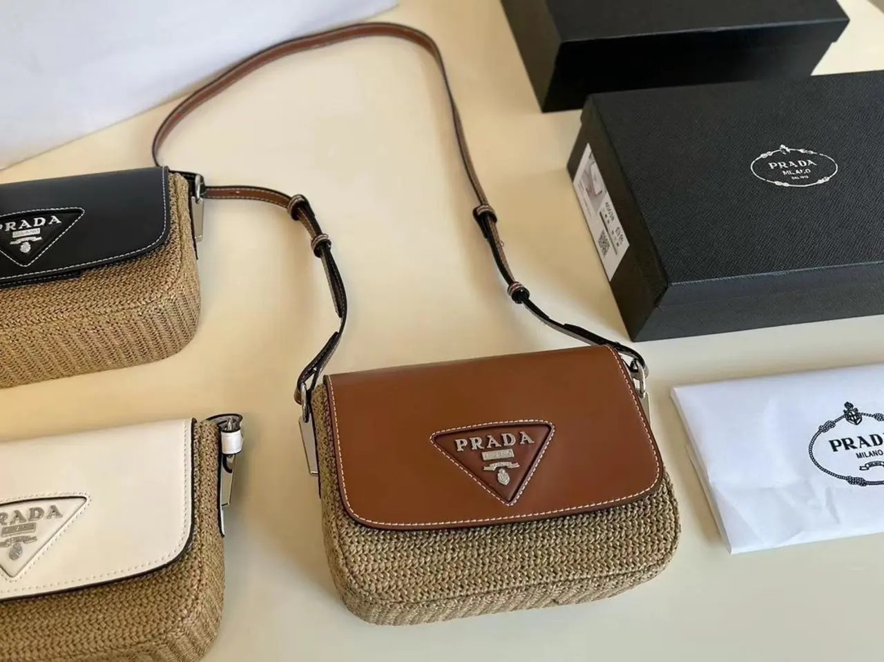 【PRADA 公式 旗艦店】プラダ 斜めがけバッグ 当日出荷 好評に付き再入荷！26*16CM 240719