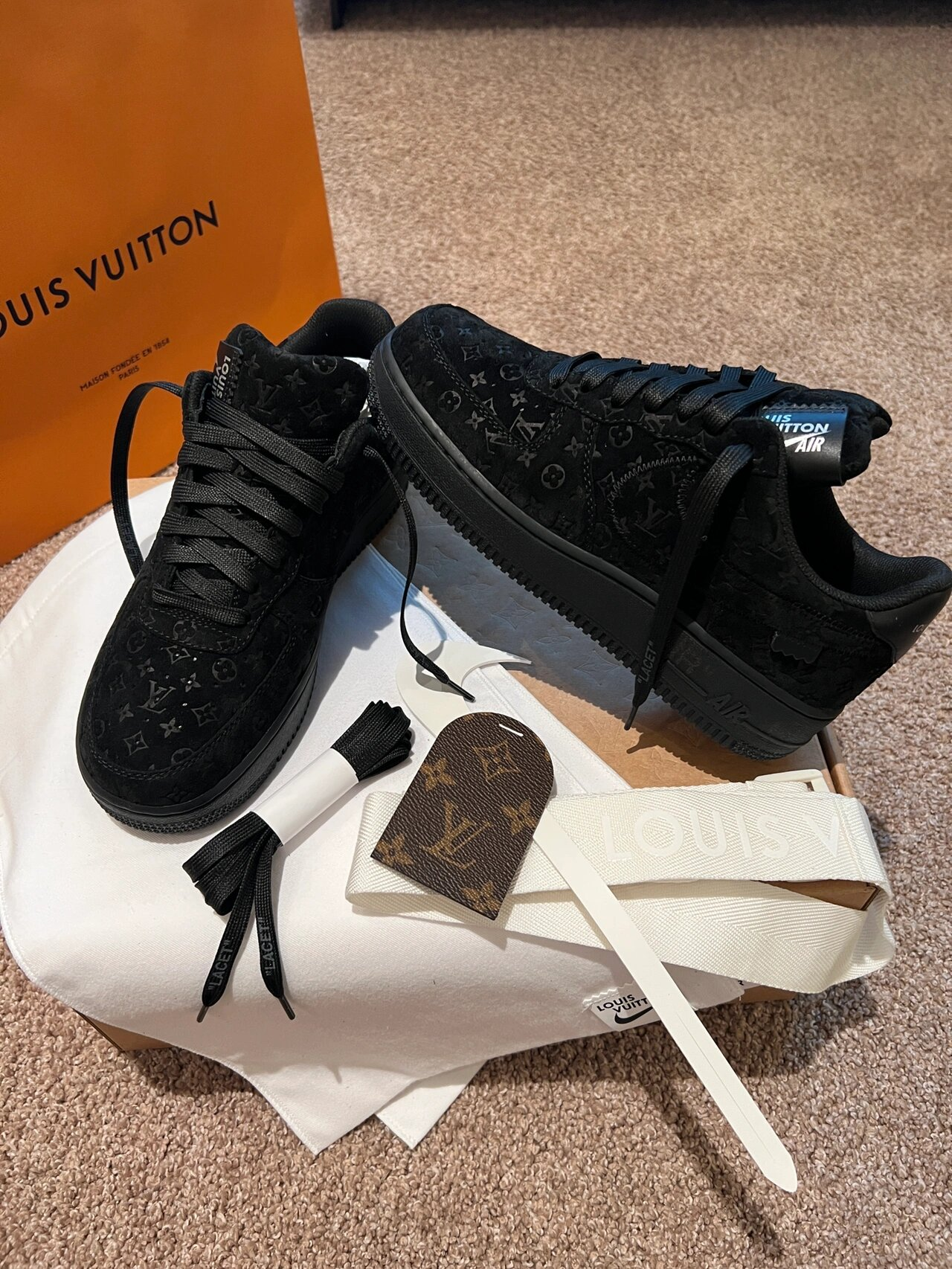 【Louis Vuitton x Nike】コラボ Air Force 1 Low & Pilot Case Black【日本未入荷】♪超入手困難