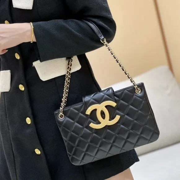 【CCロゴが存在感◎】CHANEL スモールショッピングバッグ 24C