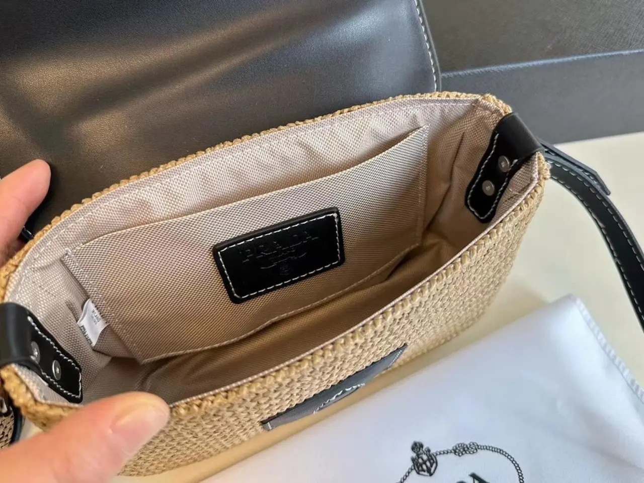 【PRADA 公式 旗艦店】プラダ 斜めがけバッグ 当日出荷 好評に付き再入荷！26*16CM 240719